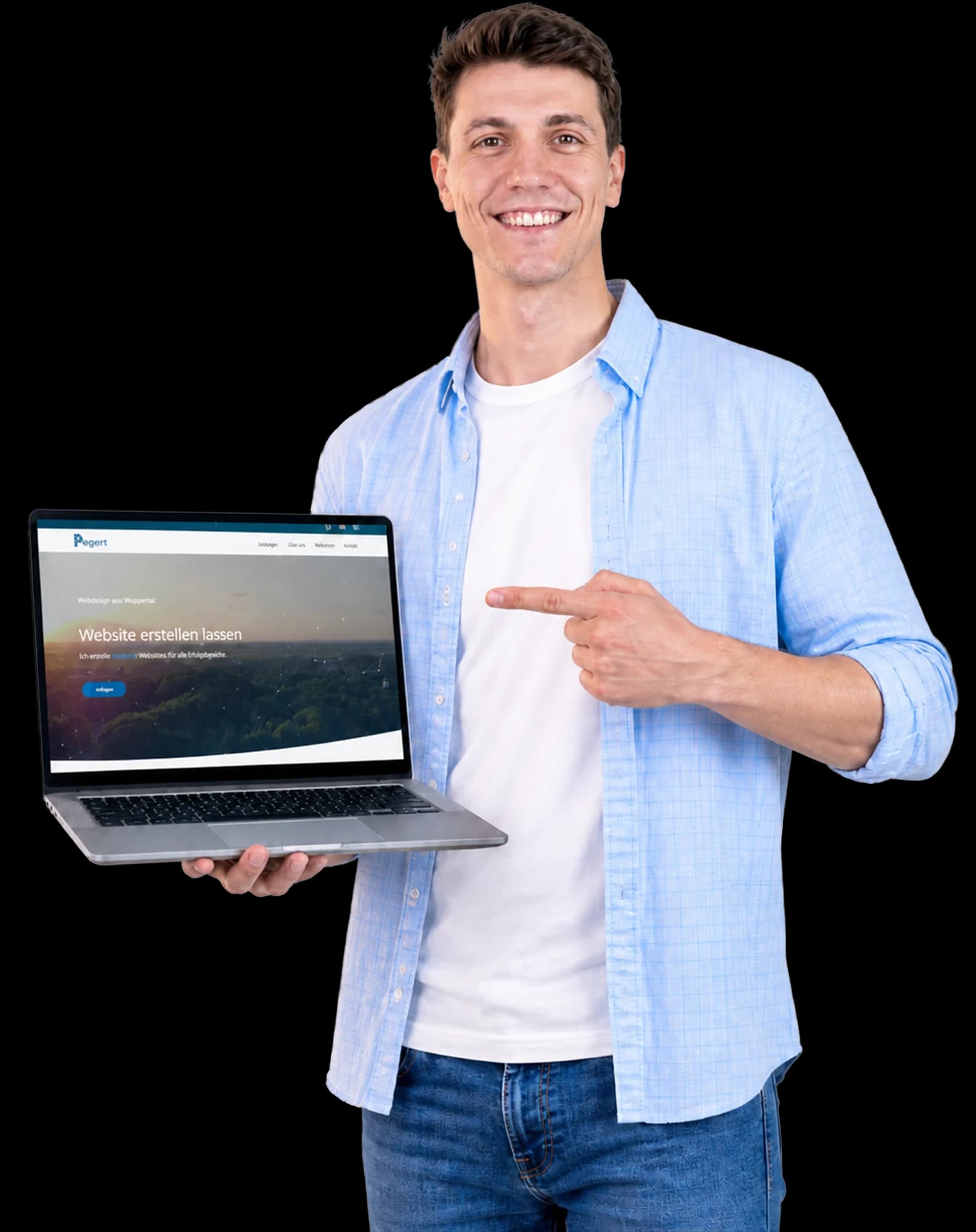 Philipp Eggert zeigt eine Website auf dem Laptop